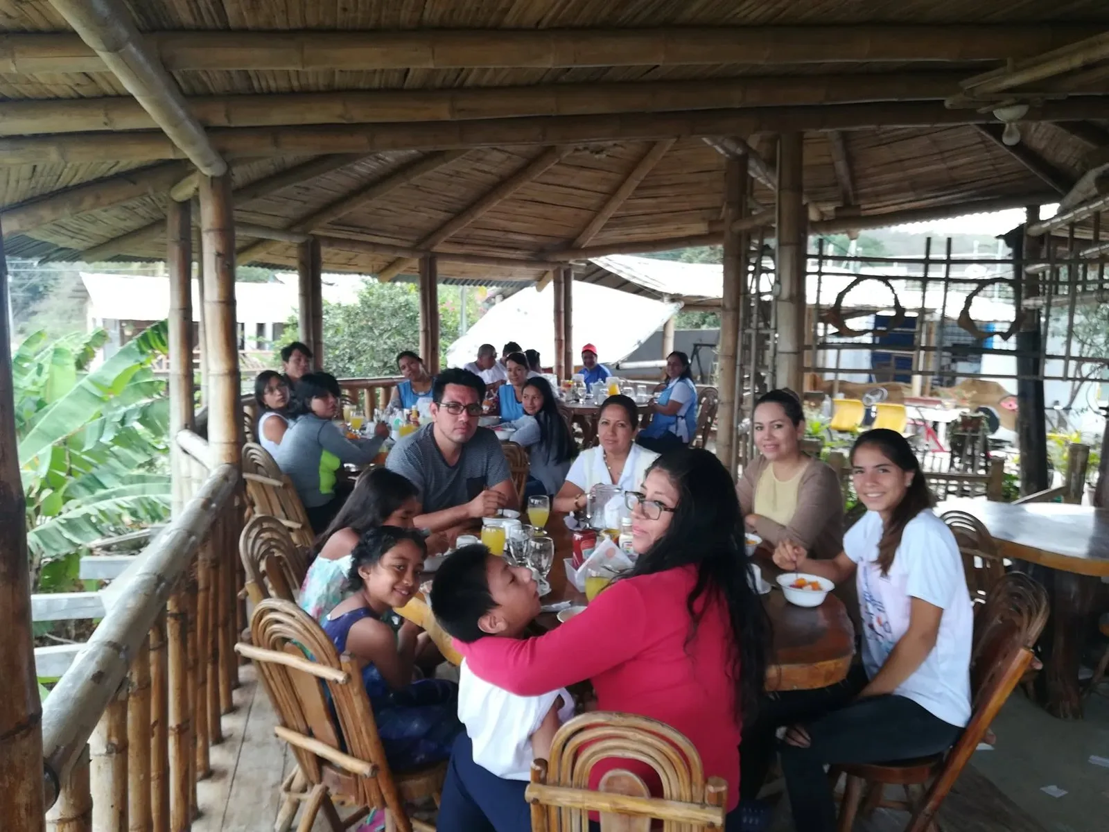 Mamás y familias de FANAC comparten un almuerzo durante un paseo
