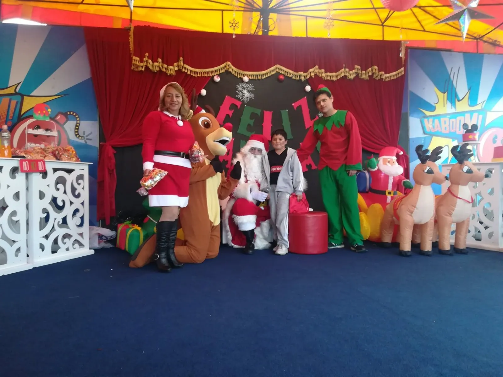 Niños disfrutan de la fiesta de Navidad de FANAC